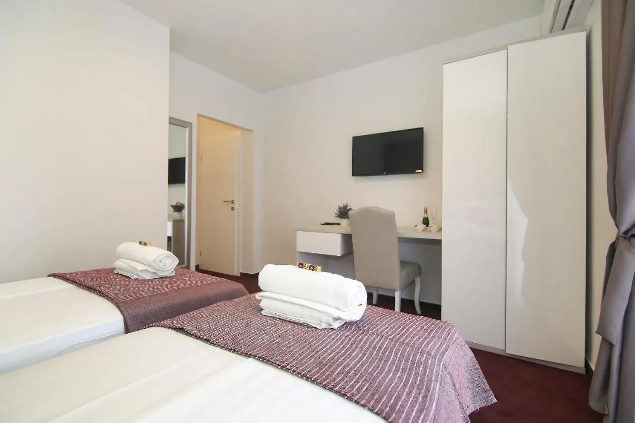 Apartments Dado Split