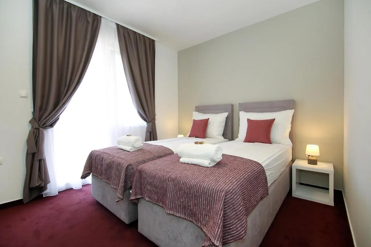 Apartments Dado Split
