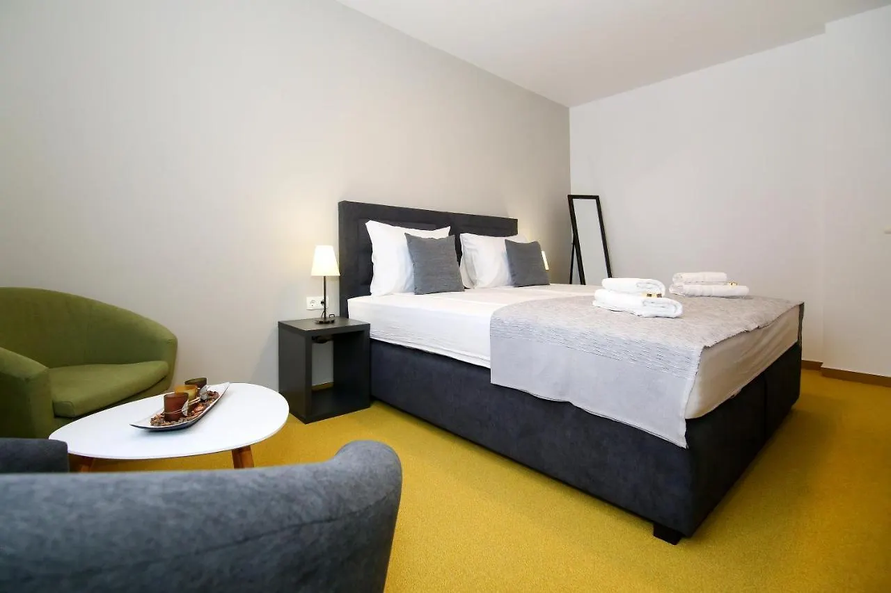Apartments Dado Split 0*,