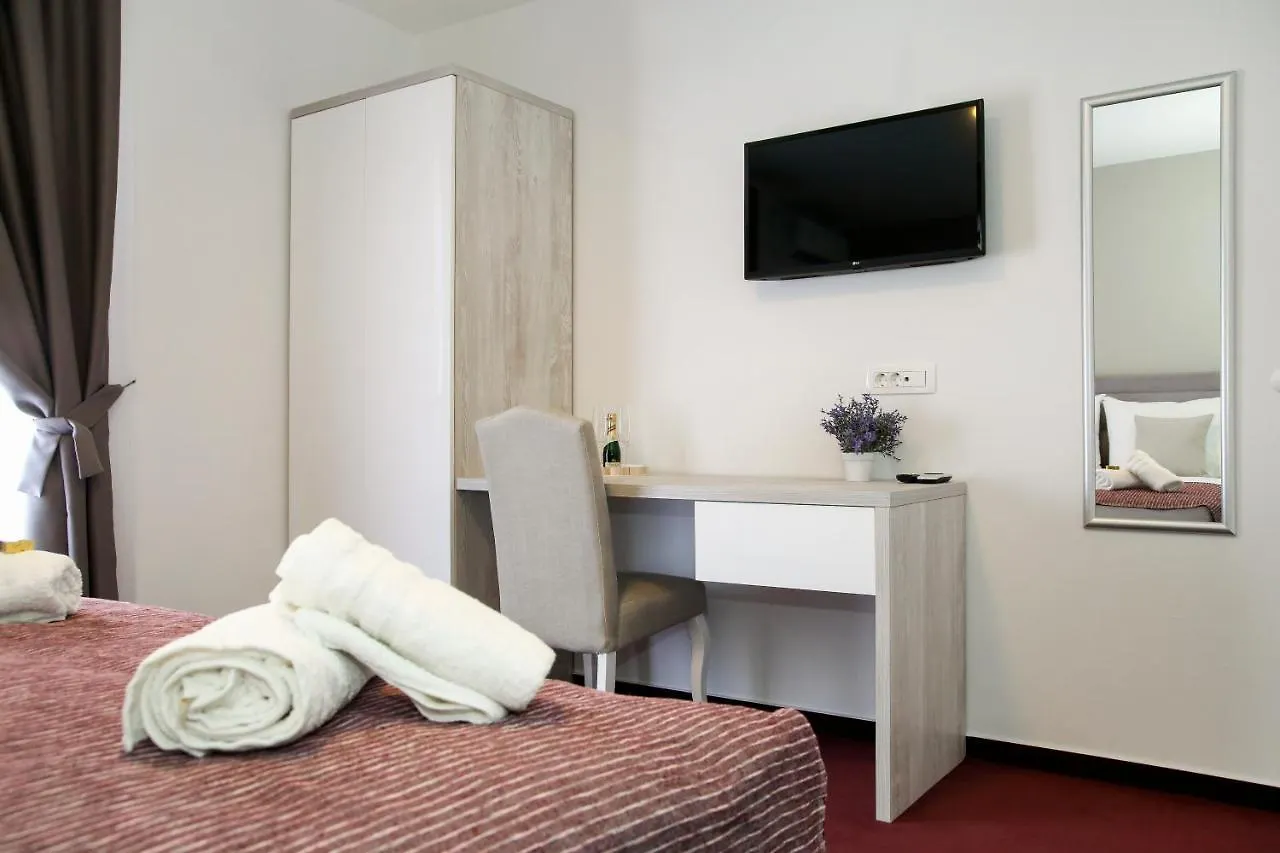 Apartments Dado Split 0*,