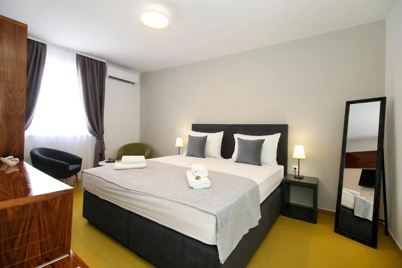 Apartments Dado Split