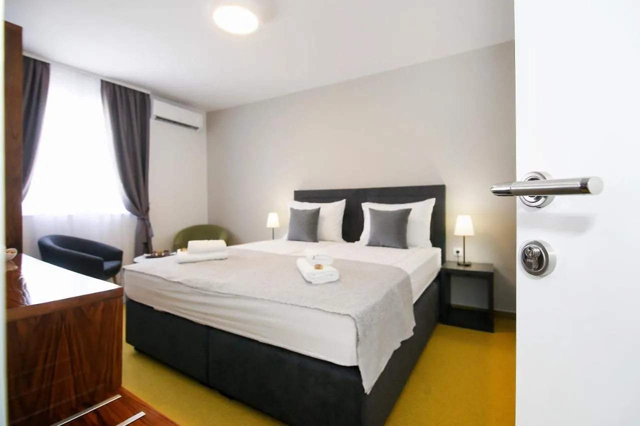 Apartments Dado Split