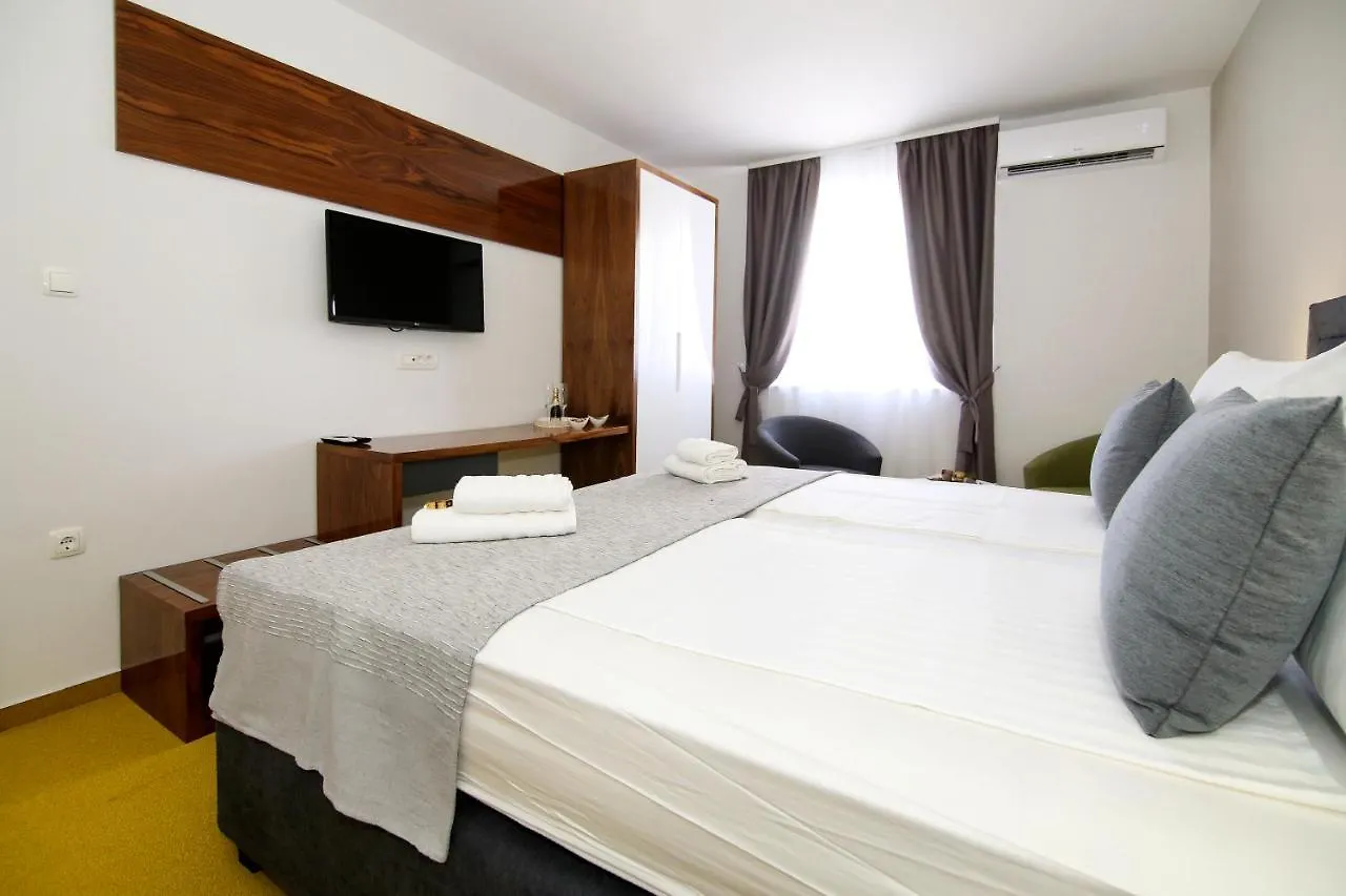 Apartments Dado Split 0*,